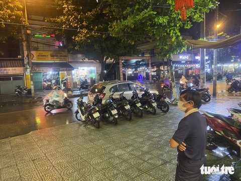 Đà Nẵng đón ‘cơn mưa vàng’, dân mạng hào hứng rần rần- Ảnh 4. Một bảo vệ của quán cà phê trên đường Ngô Thì Nhậm (Liên Chiểu, Đà Nẵng) cho biết cảm thấy dễ chịu hẳn sau nhiều ngày nắng nóng - Ảnh: ĐOÀN NHẠN