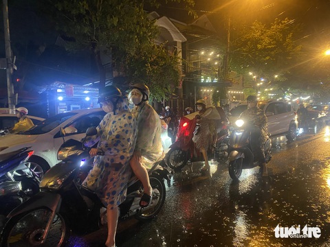 Đà Nẵng đón ‘cơn mưa vàng’, dân mạng hào hứng rần rần- Ảnh 5. Mưa nặng hạt ở quận Liên Chiểu, Đà Nẵng tối nay - Ảnh: ĐOÀN NHẠN