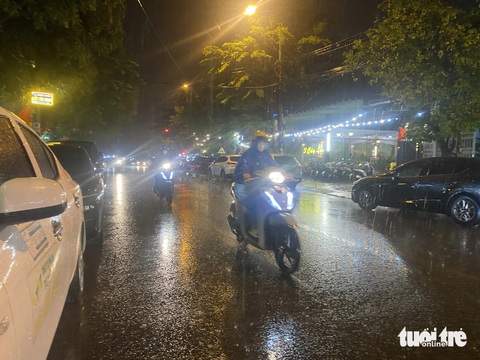 Đà Nẵng đón ‘cơn mưa vàng’, dân mạng hào hứng rần rần- Ảnh 6. Cơn mưa vàng làm dịu đi các con đường nóng hầm hập ở Đà Nẵng nhiều ngày nay - Ảnh: ĐOÀN NHẠN