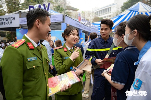 Công bố đề thi tham khảo kỳ thi đánh giá của Bộ Công an năm 2024- Ảnh 1. Học sinh tham dự ngày hội tư vấn tuyển sinh - hướng nghiệp năm 2024 do báo Tuổi Trẻ phối hợp các đơn vị tổ chức - Ảnh: NAM TRẦN