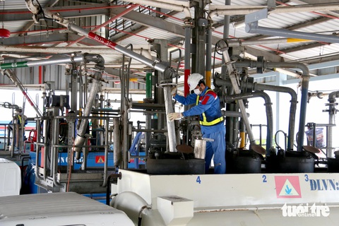 Nhiều cây xăng đóng cửa, PVOIL nắm cơ hội mở rộng chuỗi cửa hàng- Ảnh 1. PVOIL đặt mục tiêu 83.000 tỉ đồng doanh thu trong năm nay - Ảnh: NGỌC HIỂN