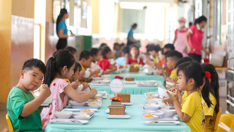 Bạo hành trẻ trong giờ ăn: Giáo viên bị áp lực vì phụ huynh muốn con ăn giỏi, tăng cân?- Ảnh 1. Bữa ăn của trẻ Trường mầm non Sơn Ca 3, phường Hiệp Bình Chánh, TP Thủ Đức, TP.HCM - Ảnh: PHƯƠNG QUYÊN