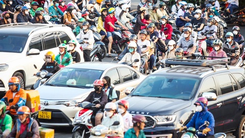 Phạt nguội lái xe máy: Rất cần để thiết lập lại trật tự giao thông- Ảnh 1. Giao thông hỗn loạn tại ngã tư Hàng Xanh (TP.HCM) lúc chiều tan tầm - Ảnh: PHƯƠNG QUYÊN