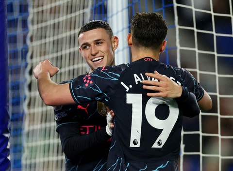Thắng đậm Brighton, Man City bám sát Arsenal- Ảnh 1. Phil Foden và Julian Alvarez cùng lập công cho Man City - Ảnh: REUTERS