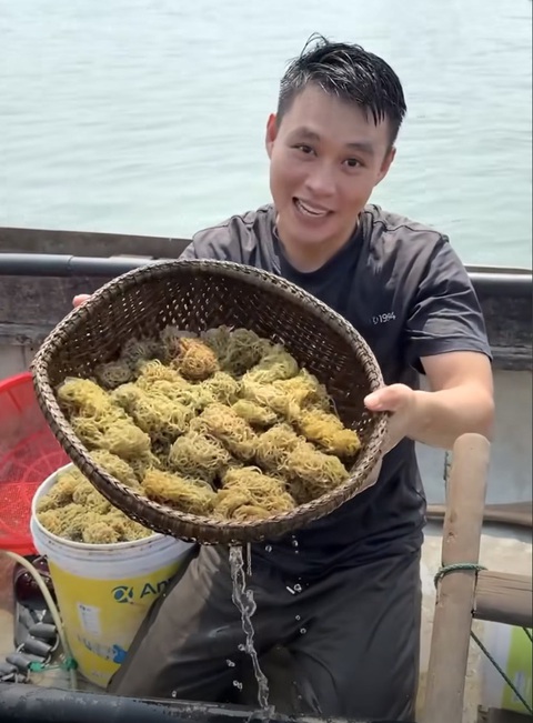 Bún vớt dưới sông, canh chuối hờn mắm cái… độc lạ qua thước phim của đôi bạn bỏ phố về quê- Ảnh 4. Trọng Hiếu trải nghiệm vớt bún sông giới thiệu trên kênh của mình - Ảnh: DT