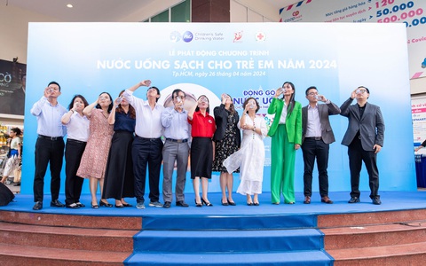 P&G Việt Nam cùng Saigon Co.op tiếp tục hợp tác mang nước uống sạch đến cộng đồng- Ảnh 1. Các đại biểu uống nước đã được lọc sạch tại Lễ phát động nước sạch cho trẻ em năm 2024
