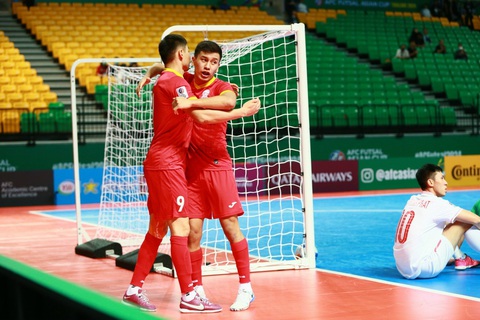 Thua Kyrgyzstan, tuyển Việt Nam lỡ hẹn với World Cup futsal 2024- Ảnh 1. Kyrgyzstan ăn mừng chiến thắng trước Việt Nam - Ảnh: ĐỨC AN