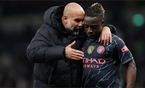 Guardiola HLV Pep Guardiola đã giáo huấn tiền vệ Jeremy Doku - Ảnh: Getty