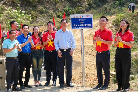 Lễ khánh thành cầu hạnh phúc tại Điện Biên, giáp biên giới Việt - Lào - Ảnh: HÀ QUÂN Lễ khánh thành cầu hạnh phúc tại Điện Biên, giáp biên giới Việt - Lào - Ảnh: HÀ QUÂN