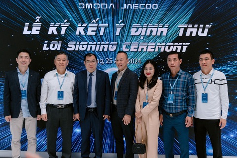 Tổng giám đốc Chery toàn cầu (đứng thứ 3 từ trái sang) cũng tham gia buổi lễ ký kết - Ảnh: Omoda