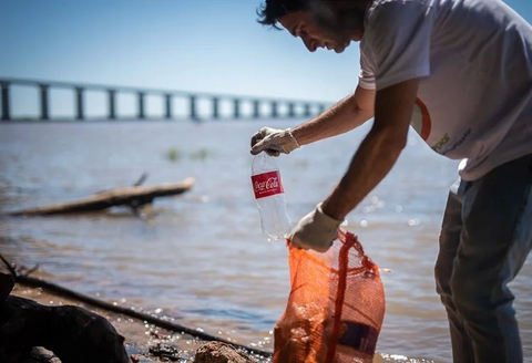 A volunteer with the Más Río Menos Basura collective finds a Coca-Cola bottle during a brand audit in Argentina in November 2023. Image Credit: Eduardo Bodiño, Más Río Menos Basura, 2023 Một tình nguyện viên gom rác nhựa ở Argentina vào tháng 11-2023 - Ảnh: Eduardo Bodiño, Más Río Menos Basura