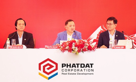 Chủ tịch Phát Đạt lên tiếng việc TP.HCM thu hồi nhà thi đấu Phan Đình Phùng- Ảnh 1. Ông Nguyễn Văn Đạt - chủ tịch Phát Đạt (ngồi giữa) - cho biết doanh nghiệp này vẫn muốn làm nhà thi đấu Phan Đình Phùng - Ảnh: P.Đ.