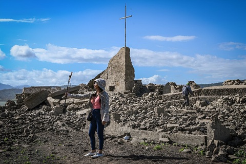 Parts of the ruins in the middle of Pantabangan Dam in Nueva Ecija province, Philippines, have begun to resurface after months of Một phần di tích giữa đập Pantabangan ở tỉnh Nueva Ecija, Philippines, nổi lên sau nhiều tháng