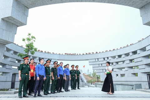 Các đại biểu nghe giới thiệu về Nghĩa trang liệt sĩ quốc gia A1 - nơi an nghỉ của 644 liệt sĩ làm nên chiến thắng Điện Biên Phủ - Ảnh: HÀ QUÂN Các đại biểu nghe giới thiệu về đền thờ liệt sĩ tại chiến trường Điện Biên Phủ trước khi tham dự lễ hội quân