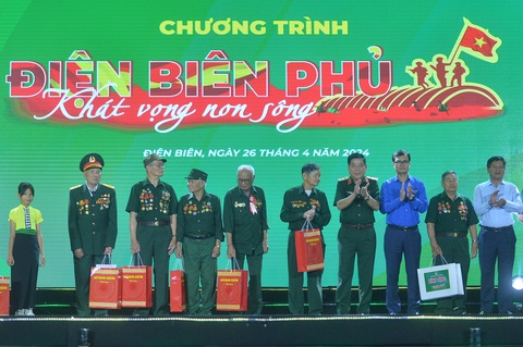 Trung tướng Nguyễn Văn Gấu - phó chủ nhiệm Tổng cục Chính trị Quân đội nhân dân Việt Nam, anh Bùi Quang Huy - Bí thư thứ nhất Trung ương Đoàn, ông Lê Thành Đô - Chủ tịch UBND tỉnh Điện Biên trao 70 suất quà cho các cựu chiến binh, thanh niên xung phong, người có công, gia đình liệt sĩ, thiếu nhi hoàn cảnh khó khăn - Ảnh: HÀ QUÂN Trung tướng Nguyễn Văn Gấu - phó chủ nhiệm Tổng cục Chính trị Quân đội nhân dân Việt Nam, anh Bùi Quang Huy - bí thư thứ nhất Trung ương Đoàn, ông Lê Thành Đô - chủ tịch UBND tỉnh Điện Biên - trao các suất quà cho các cựu chiến binh, thanh niên xung phong, người có công, gia đình liệt sĩ, thiếu nhi hoàn cảnh khó khăn - Ảnh: HÀ QUÂN
