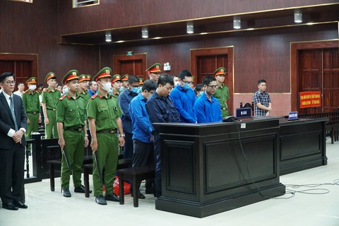 Vụ Thuduc House: Vì sao không xử vắng mặt người cầm đầu?- Ảnh 1. Các bị cáo trong vụ Thuduc House - Ảnh: ĐAN THUẦN