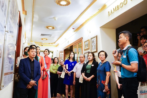 TP.HCM tung nhiều sản phẩm du lịch nội đô, thêm tour đêm- Ảnh 1. Du khách tham gia tour đêm về quận 1 tìm hiểu các chuyện lịch sử trong khách sạn Continental Saigon - Ảnh: N.BÌNH