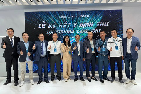 Ông Vũ Văn Tiền - chủ tịch Geleximco (người đứng thứ 6 từ trái sang) - chụp hình cùng đại diện các đại lý, trong đó có một nhân vật quen thuộc là Tổng giám đốc Jeep Vietnam Automobiles (người đứng thứ 2 từ trái sang) - Ảnh: Omoda