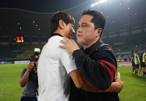 Chủ tịch PSSI: 'Mục tiêu tiếp theo của U23 Indonesia là chung kết'- Ảnh 1. Chủ tịch PSSI Erick Thohir chúc mừng chiến tích của HLV Shin Tae Yong - Ảnh: PSSI