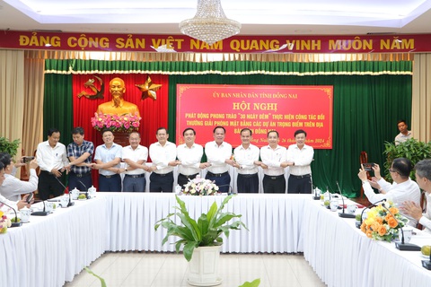 Đồng Nai phát động 30 ngày đêm chạy đua giải phóng mặt bằng- Ảnh 1. Lãnh đạo các đơn vị ký kết giao ước thi đua 30 ngày đêm giải phóng mặt bằng các dự án trọng điểm - Ảnh: AN BÌNH