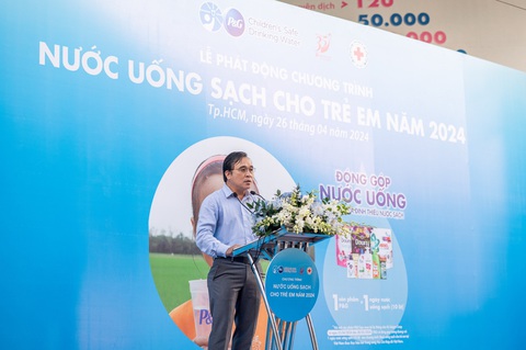 P&G Việt Nam cùng Saigon Co.op tiếp tục hợp tác mang nước uống sạch đến cộng đồng- Ảnh 2. Giám đốc Khối vận hành hoạt động Co.opmart Nguyễn Ngọc Thắng phát biểu phát động chương trình