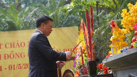 Bí thư Hà Nội dâng hương tưởng niệm Tổng bí thư Trần Phú dịp 120 năm ngày sinh- Ảnh 1. Bí thư Thành ủy Hà Nội Đinh Tiến Dũng dâng hương tưởng niệm cố Tổng bí thư Trần Phú - Ảnh: Thành ủy Hà Nội
