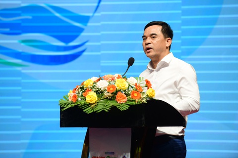 Giải pháp về nguồn nước vùng ĐBSCL: Vì sao càng chống, mặn càng gay gắt?- Ảnh 3. Ông Nguyễn Hồng Hiếu - phó cục trưởng Cục Quản lý tài nguyên nước - phát biểu tại hội thảo - Ảnh: QUANG ĐỊNH