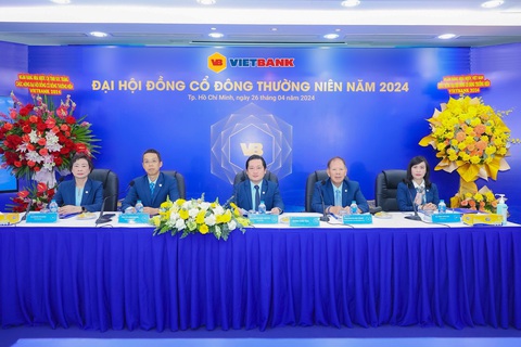 Vietbank báo cáo hoàn thành tăng vốn điều lệ và thông qua kế hoạch chia cổ tức 25%- Ảnh 1. Ban lãnh đạo Vietbank tại Đại hội cổ đông năm 2024