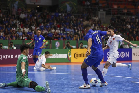 Thủ môn Hồ Văn Ý: 'Tuyển futsal Việt Nam quyết thắng Kyrgyzstan'- Ảnh 2. Thủ môn Hồ Văn Ý (trái) ở trận gặp Thái Lan - Ảnh: VFF