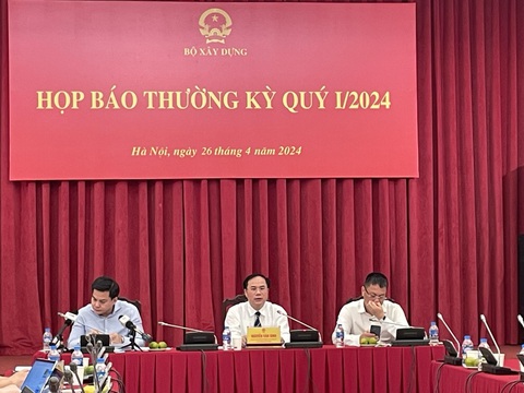 Bộ Xây dựng: Chung cư Hà Nội rao bán giá cao, tăng 38% - Ảnh 2. Thứ trưởng Bộ Xây dựng Nguyễn Văn Sinh (ngồi giữa) chủ trì họp báo ngày 26-4 - Ảnh: B.NGỌC