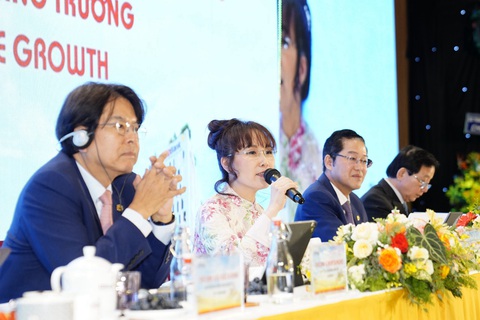 HDBank bất ngờ nâng cổ tức lên 30%- Ảnh 1. Bà Nguyễn Thị Phương Thảo, phó chủ tịch thường trực HĐQT HDBank, chia sẻ ngắn với cổ đông - Ảnh: A.H