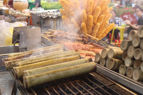 Đến Thảo cầm viên Sài Gòn, dự lễ hội ẩm thực mừng Non sông thống nhất- Ảnh 6. Những món nướng với hương thơm hấp dẫn mọi người đi ngang qua đây - Ảnh: NGỌC NHI