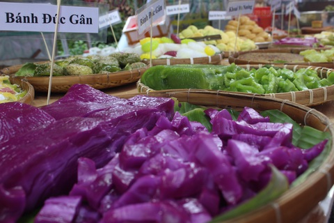 Đến Thảo cầm viên Sài Gòn, dự lễ hội ẩm thực mừng Non sông thống nhất- Ảnh 5. Các món bánh truyền thống miền Tây đầy màu sắc thu hút nhiều khách dừng chân ghé lại gian hàng - Ảnh: NGỌC NHI