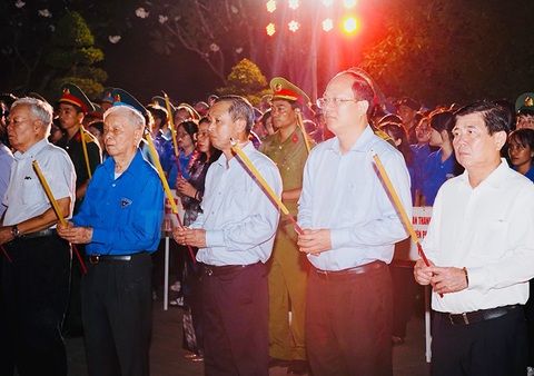 Lãnh đạo, tuổi trẻ TP.HCM thắp nến tri ân các anh hùng liệt sĩ- Ảnh 1. Các đại biểu dâng hương các anh hùng liệt sĩ - Ảnh: THÀNH ỦY TP.HCM