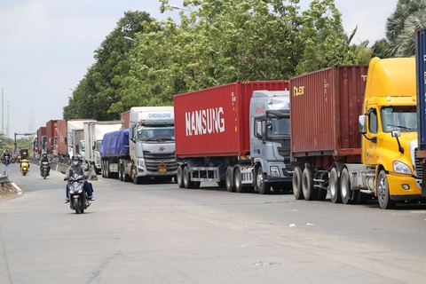 Ghi nhận đến trưa 26-4, tình hình ùn ứ vẫn diễn ra trên đường Võ Chí Công, hướng từ vòng xoay Mỹ Thủy đi quận 7- Ảnh: MINH HÒA Ghi nhận đến trưa 26-4, tình hình ùn ứ vẫn diễn ra trên đường Võ Chí Công, hướng từ vòng xoay Mỹ Thủy đi quận 7- Ảnh: MINH HÒA