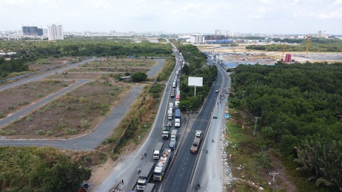 Đầu lễ 30-4, phía đông TP.HCM ùn xe: Cảnh sát giao thông huy động 100% quân túc trực- Ảnh 5. Dòng xe ùn ứ kéo dài từ vòng xoay Mỹ Thủy đến cầu Phú Mỹ, trưa 26-4 - Ảnh: MINH HÒA