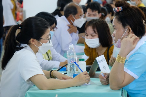 Doanh nghiệp tặng vàng tri ân nhân viên: Vẫn nên tin câu 'công ty là đại gia đình' chứ!- Ảnh 1. Công nhân Công ty Long Rich (TP Thủ Đức) tại một buổi khám sức khỏe ở công ty. Nhiều lao động ở công ty này đã có quá trình làm việc 20-25 năm - Ảnh: VŨ THỦY