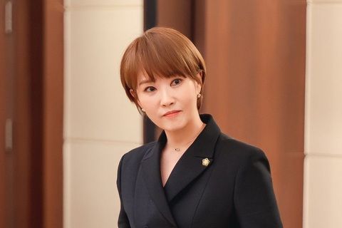 Trong vai Do Jae Yi hai mặt, Kim Sun Ah thể hiện tài năng diễn xuất đa dạng khi cẩn thận ẩn mình sau chiếc mặt nạ, cô di chuyển qua lại giữa thiện và ác, vừa chính trực vừa lén lút. Trong vai Do Jae Yi hai mặt, Kim Sun Ah thể hiện tài năng diễn xuất đa dạng khi cẩn thận ẩn mình sau chiếc mặt nạ, cô di chuyển qua lại giữa thiện và ác, vừa chính trực vừa lén lút.