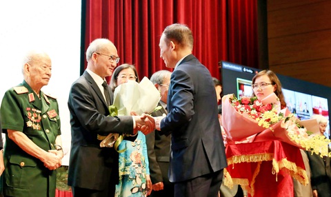 Ông Lê Hoài Trung, trưởng Ban Đối ngoại Trung ương, tặng hoa cho ông Phạm Sơn Dương và đại diện các gia đình thành viên đoàn đàm phán Hiệp định Geneve ngày 25-4 Ảnh: Báo Thế giới và Việt Nam Ông Lê Hoài Trung, trưởng Ban Đối ngoại Trung ương, tặng hoa cho ông Phạm Sơn Dương và đại diện các gia đình thành viên đoàn đàm phán Hiệp định Geneve ngày 25-4 Ảnh: Báo Thế giới và Việt Nam