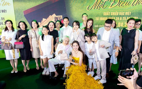 Đại gia đình của Lý Hải, bao gồm người mẹ 99 tuổi của anh, ủng hộ anh ra mắt phim Lật mặt 7 - Ảnh: ĐPCC Đại gia đình của Lý Hải, bao gồm người mẹ 99 tuổi của anh, ủng hộ anh ra mắt phim Lật mặt 7 - Ảnh: ĐPCC