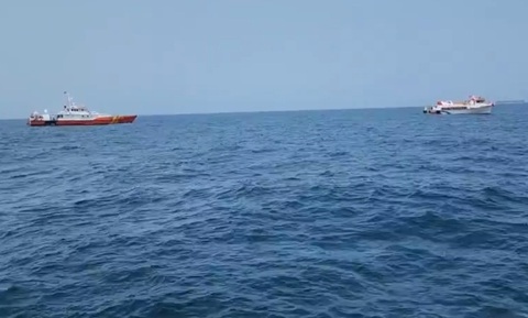 Ly kỳ vụ chìm sà lan ở Lý Sơn, 4 nạn nhân tử vong không phải 5 thuyền viên đăng ký rời cảng- Ảnh 2. Các tàu chức năng vẫn đang tìm kiếm trên biển - Ảnh: TÚ TÚ