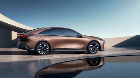Mazda6 có bản thuần điện và hybrid: Lột xác hoàn toàn, có thể đi xa 1.200km- Ảnh 14. Ngoài ra còn có một phiên bản plug-in hybrid với động cơ xăng 1.5L 4 xi lanh thẳng hàng, pin 19 hoặc 28,4kWh cùng động cơ điện 215 mã lực hoặc 235 mã lực, 320Nm mô-men xoắn. Bộ pin nhỏ hơn cung cấp phạm vi hoạt động 135km (chỉ điện) và lên tới 1.140km (kết hợp). Bộ pin lớn cung cấp 200km (thuần điện) hoặc 1.200km (kết hợp). EZ-6 được trang bị tiêu chuẩn hệ thống treo McPherson phía trước và hệ thống treo đa liên kết ở phía sau - Ảnh: Mazda