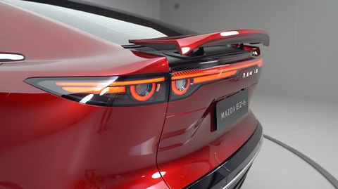 Mazda6 có bản thuần điện và hybrid: Lột xác hoàn toàn, có thể đi xa 1.200km- Ảnh 5. Đèn hậu vẫn là dạng 2 vòng tròn LED đặc trưng mỗi bên, nhưng nay có thêm dải LED vắt ngang đuôi. Logo Mazda phía sau được loại bỏ và thay bằng dòng chữ MAZDA - Ảnh: Mazda