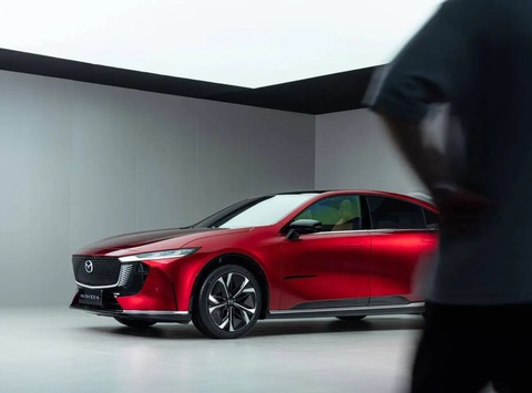 Mazda6 có bản thuần điện và hybrid: Lột xác hoàn toàn, có thể đi xa 1.200km- Ảnh 6. Mazda EZ-6 có một số điểm gợi nhớ đến Porsche Taycan hay Panamera, ví dụ như trần xe vuốt dốc kiểu coupe và cánh gió liền cốp mở chủ động - Ảnh: Mazda