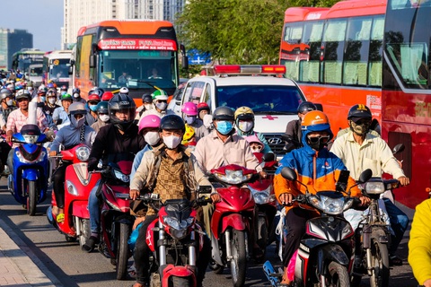 Thời tiết hôm nay 27-4: Cả nước như ‘chảo lửa’, nhiệt độ cao nhất hơn 41 độ C- Ảnh 1. Hôm nay 27-4, thời tiết cả nước nắng gay gắt tới đặc biệt gay gắt - Ảnh: PHƯƠNG NHI