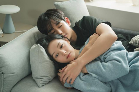 Hai diễn viên chính trong phim Nữ hoàng nước mắt - Ảnh: tvN Hai diễn viên chính Kim Soo Hyun và Kim Ji Won tạo nên một tình yêu đẹp và lạ lùng trong phim Nữ hoàng nước mắt - Ảnh: tvN