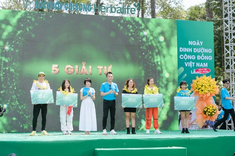 Ngày Dinh dưỡng Cộng đồng Việt Nam: Xây dựng thói quen lành mạnh- Ảnh 1. Ông Nguyễn Thành Đạt - giám đốc truyền thông cấp cao Herbalife Việt Nam - trao giải cho người tham gia Ngày hội