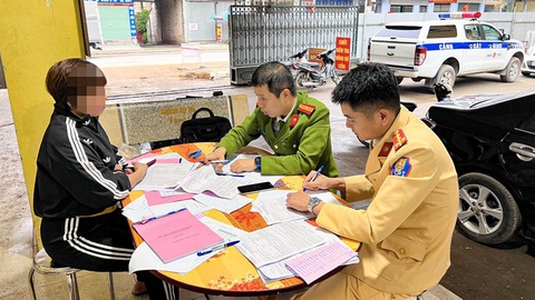 Phạt nguội lái xe máy: Rất cần để thiết lập lại trật tự giao thông- Ảnh 2. Công an tỉnh Bắc Giang đang trao đổi với chủ xe dính 26 lỗi phạt nguội - Ảnh: công an cung cấp