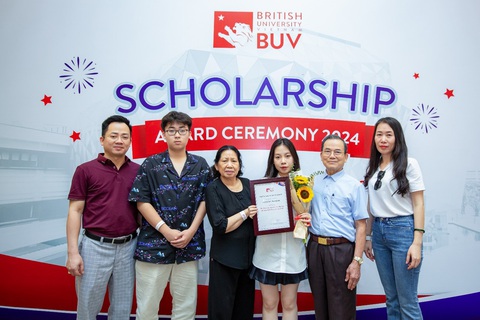 Vượt thử thách, bốn sinh viên 'rinh' học bổng Anh Quốc- Ảnh 3. Linh Đan chụp ảnh kỉ niệm cùng cùng gia đình trong ngày đặc biệt