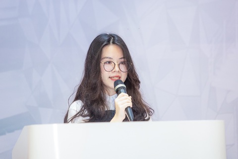 Vượt thử thách, bốn sinh viên 'rinh' học bổng Anh Quốc- Ảnh 4. An Khanh đại diện cho các Quán quân học bổng năm 2024 phát biểu trong buổi lễ